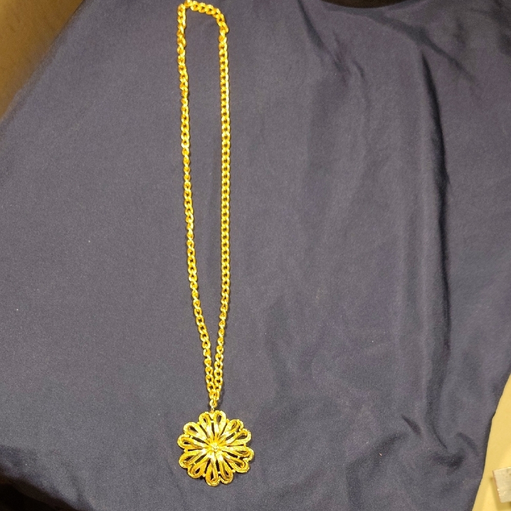 Elegant Gold Flower Pendant Necklace